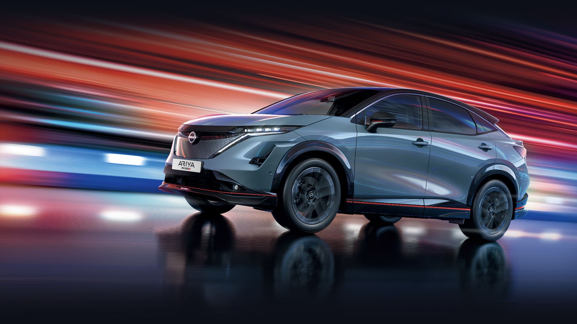 "Video loop af en grå Nissan  Ariya Nismo elbil, der viser forlygter og andre udvendige detaljer foran containere ved en marina