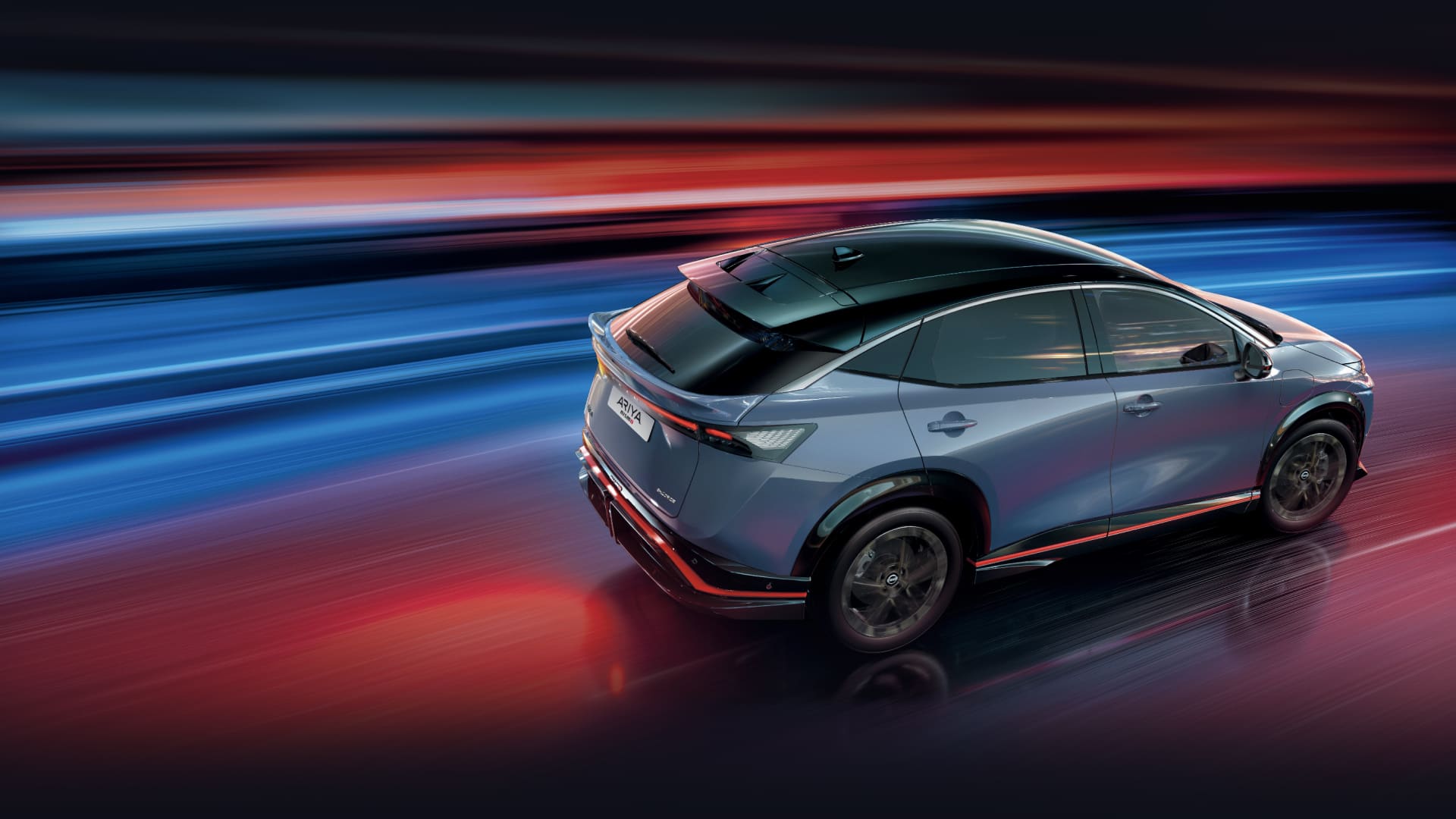 Videoloop, der viser interiørdetaljer af en grå Nissan Ariya Nismo elbil, der kører foran mange containere ved en marina